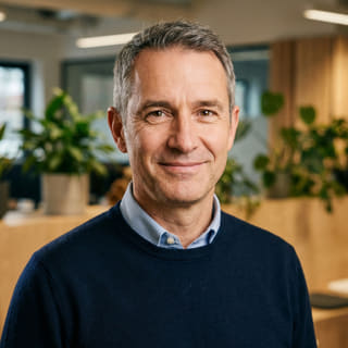 Zdjęcie profilowe Jamesa Mitchella, przedstawionego jako dyrektor generalny w Zyskonex